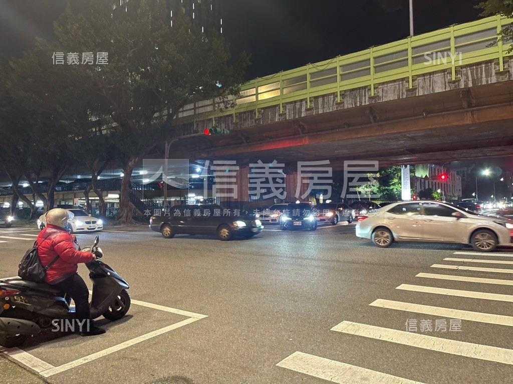 正建國北路醒目燒肉店面房屋室內格局與周邊環境