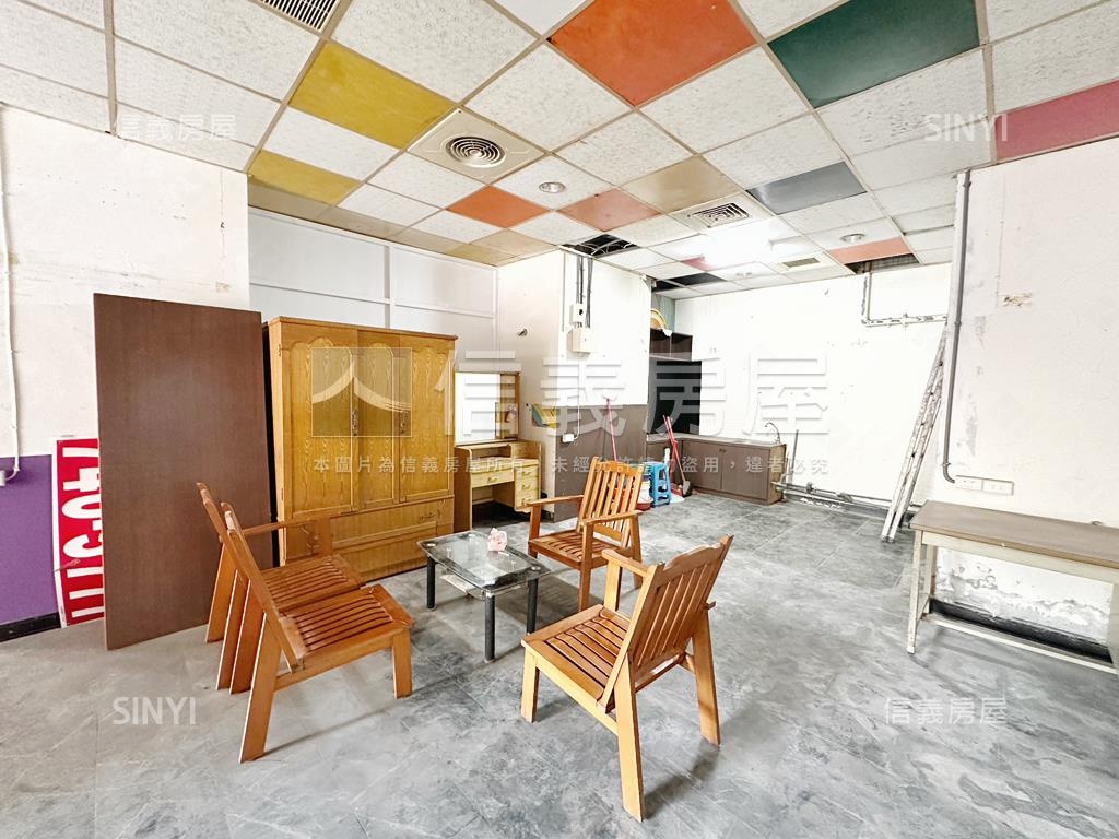 近鳳山車站面寬稀有金店面房屋室內格局與周邊環境