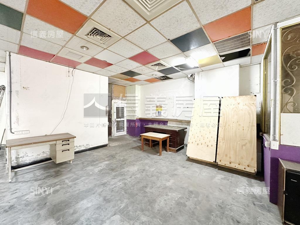 近鳳山車站面寬稀有金店面房屋室內格局與周邊環境