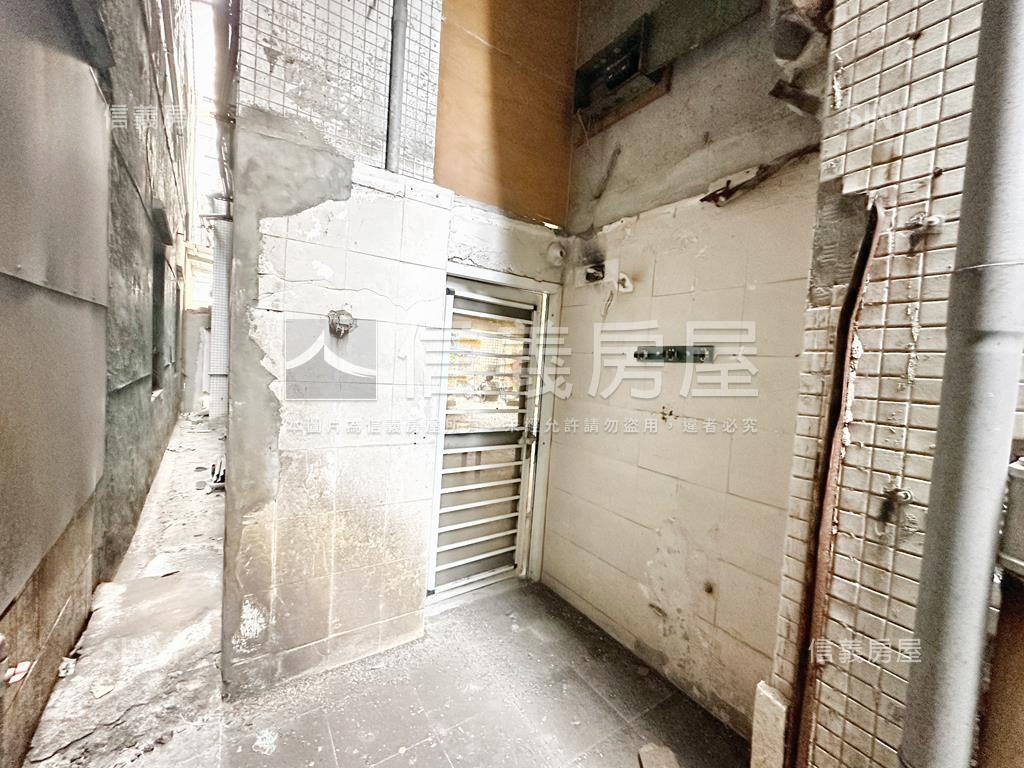 近鳳山車站面寬稀有金店面房屋室內格局與周邊環境