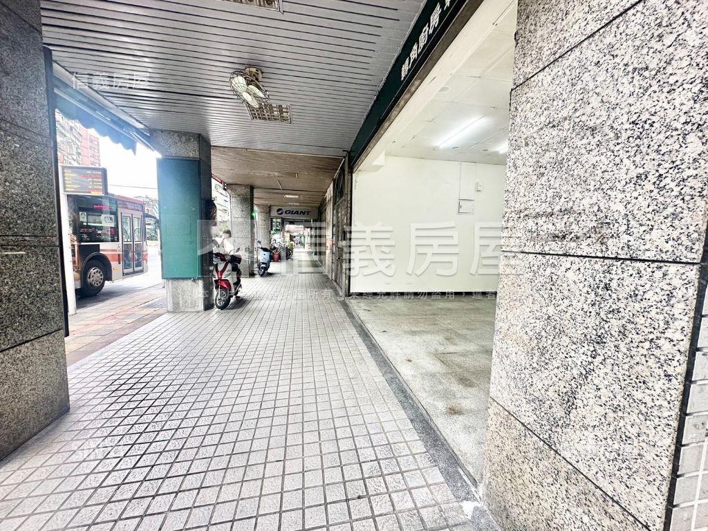 成功路邊間金店面房屋室內格局與周邊環境