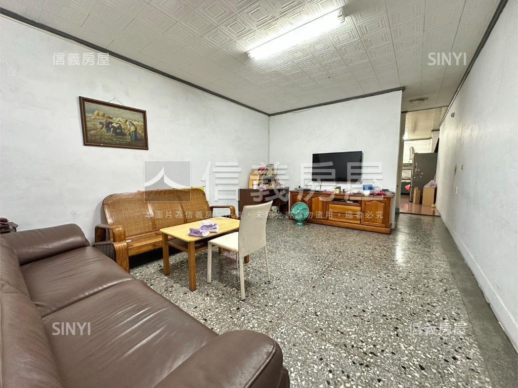 近中正路活路車庫透天房屋室內格局與周邊環境