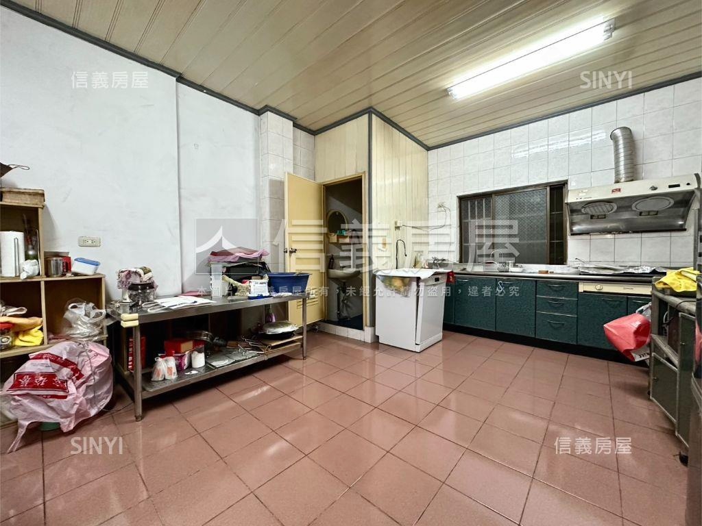 近中正路活路車庫透天房屋室內格局與周邊環境