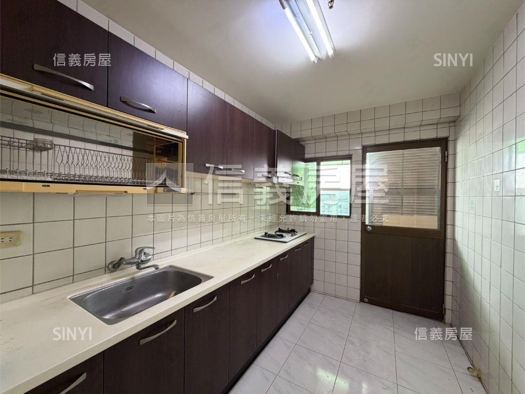 碳佐麻里陽光國宅四房平車房屋室內格局與周邊環境