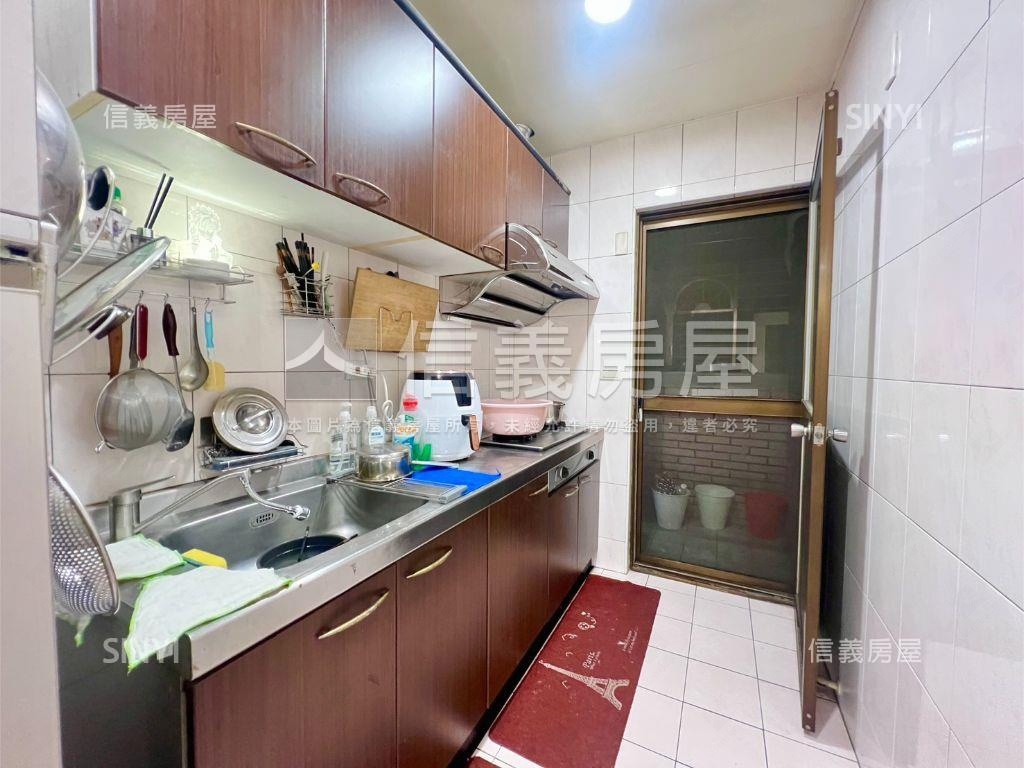 香格里拉三房附車位房屋室內格局與周邊環境