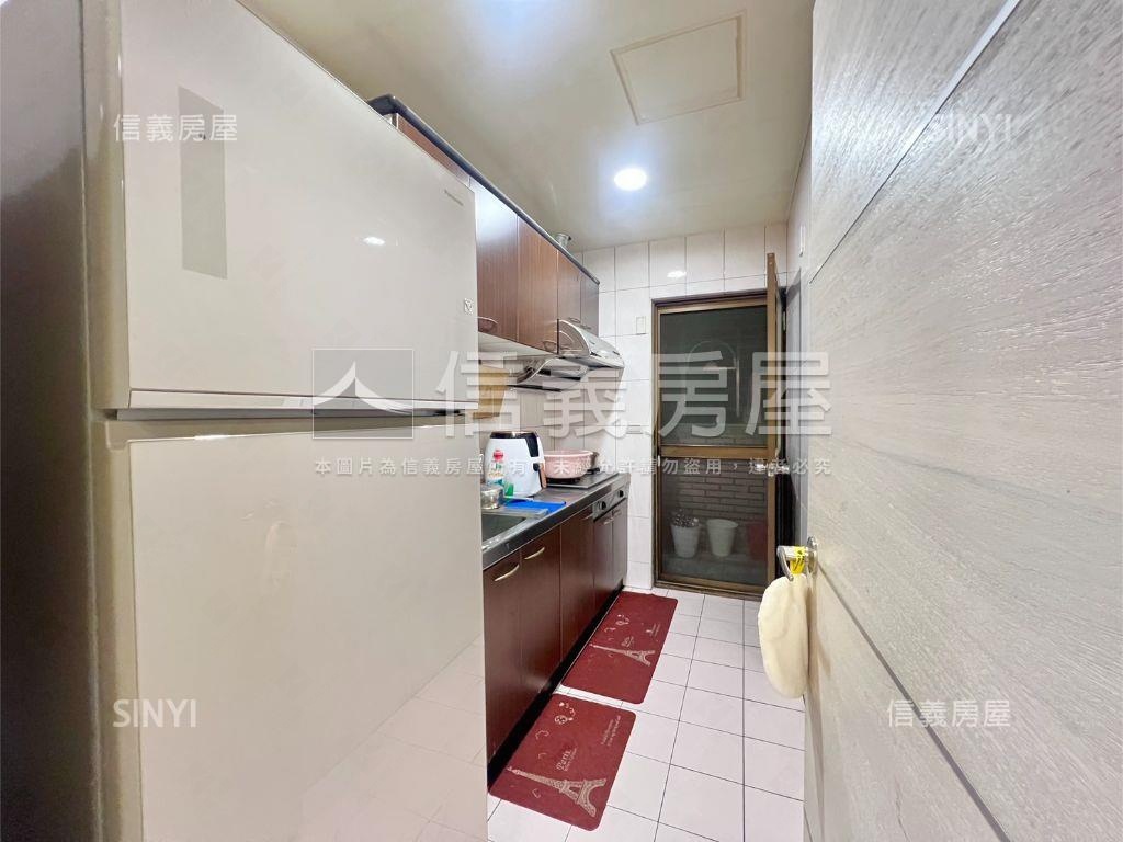 香格里拉三房附車位房屋室內格局與周邊環境