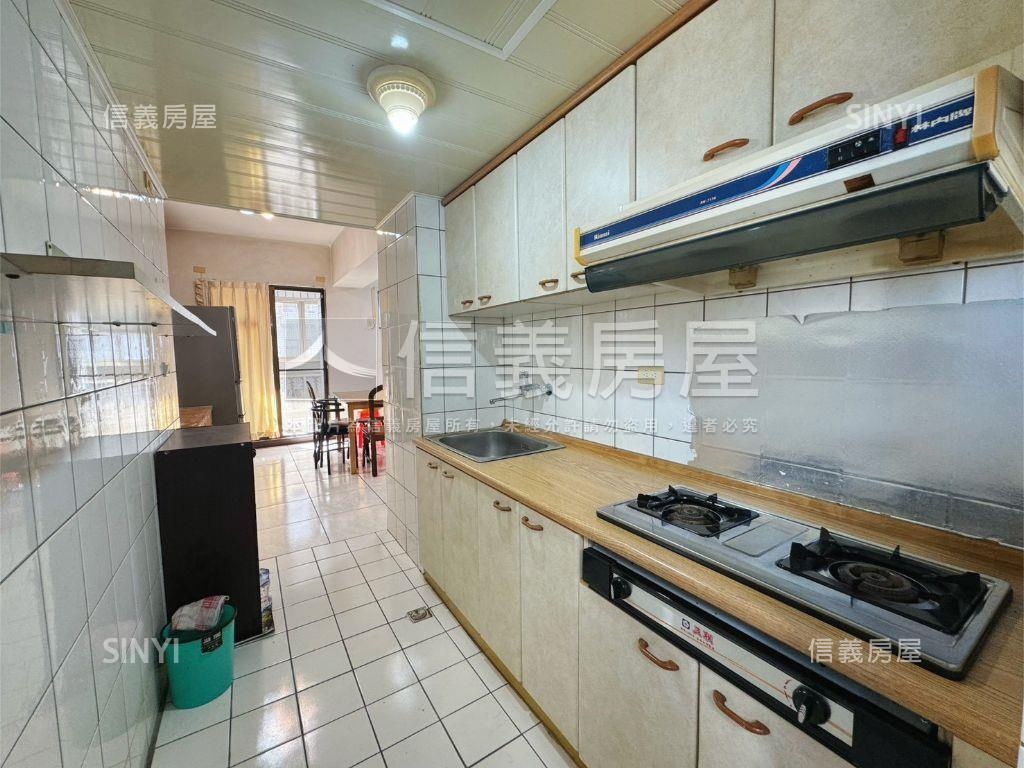 近Ｇ７捷運三房附車位房屋室內格局與周邊環境