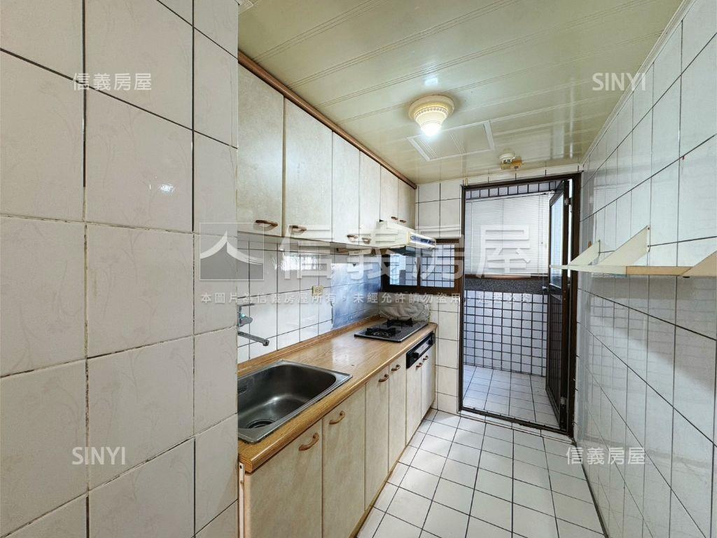 近Ｇ７捷運三房附車位房屋室內格局與周邊環境