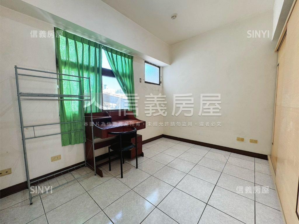 近Ｇ７捷運三房附車位房屋室內格局與周邊環境