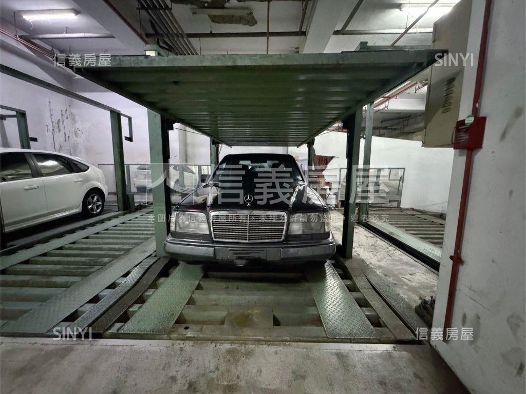 近Ｇ７捷運三房附車位房屋室內格局與周邊環境