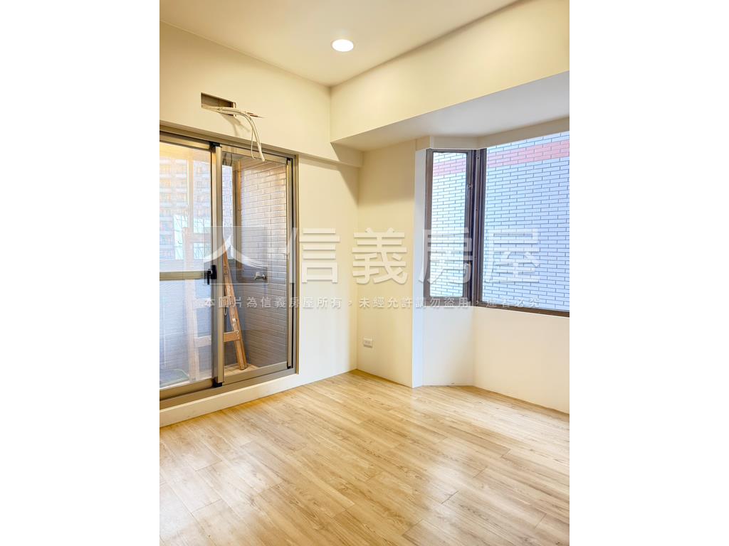 藝文特區摩天芳鄰四房車位房屋室內格局與周邊環境