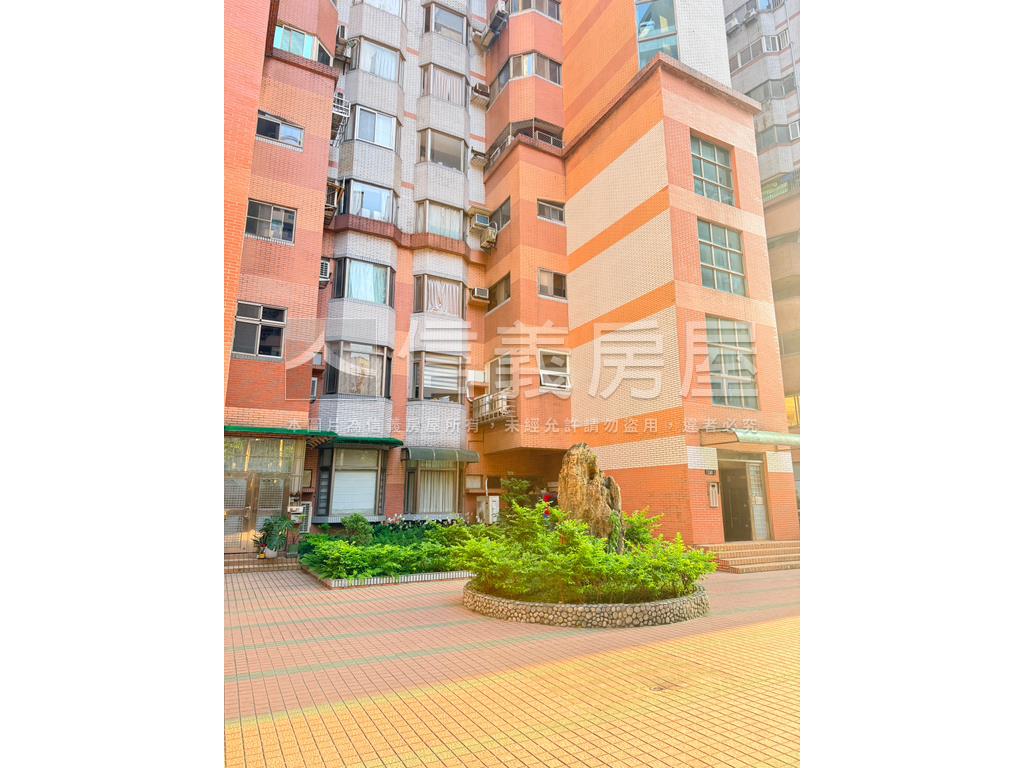 藝文特區摩天芳鄰四房車位房屋室內格局與周邊環境