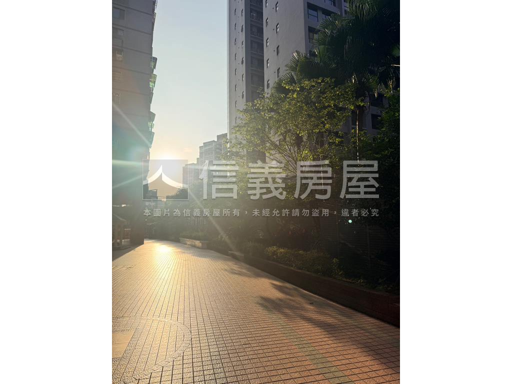 藝文特區摩天芳鄰四房車位房屋室內格局與周邊環境