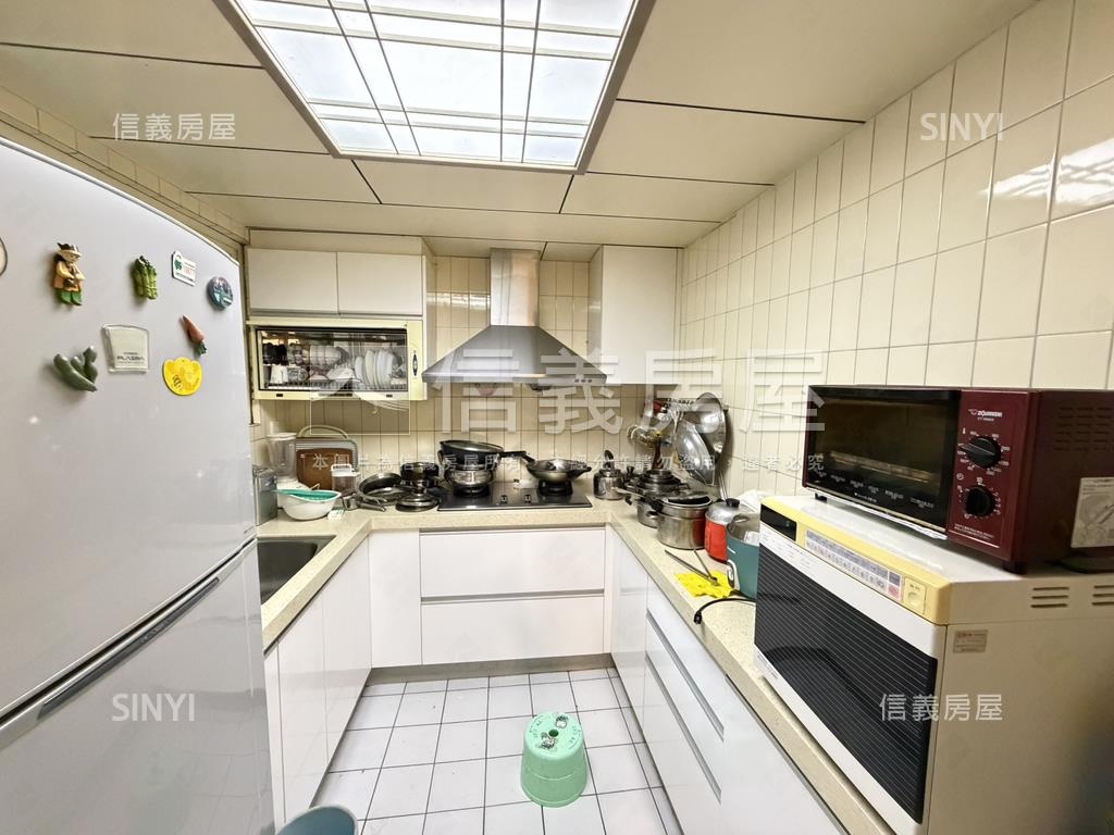 雙捷運有電梯美三房房屋室內格局與周邊環境