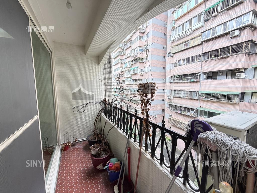 雙捷運有電梯美三房房屋室內格局與周邊環境