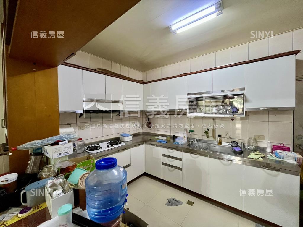 近捷運稀有朝南臨路透天房屋室內格局與周邊環境
