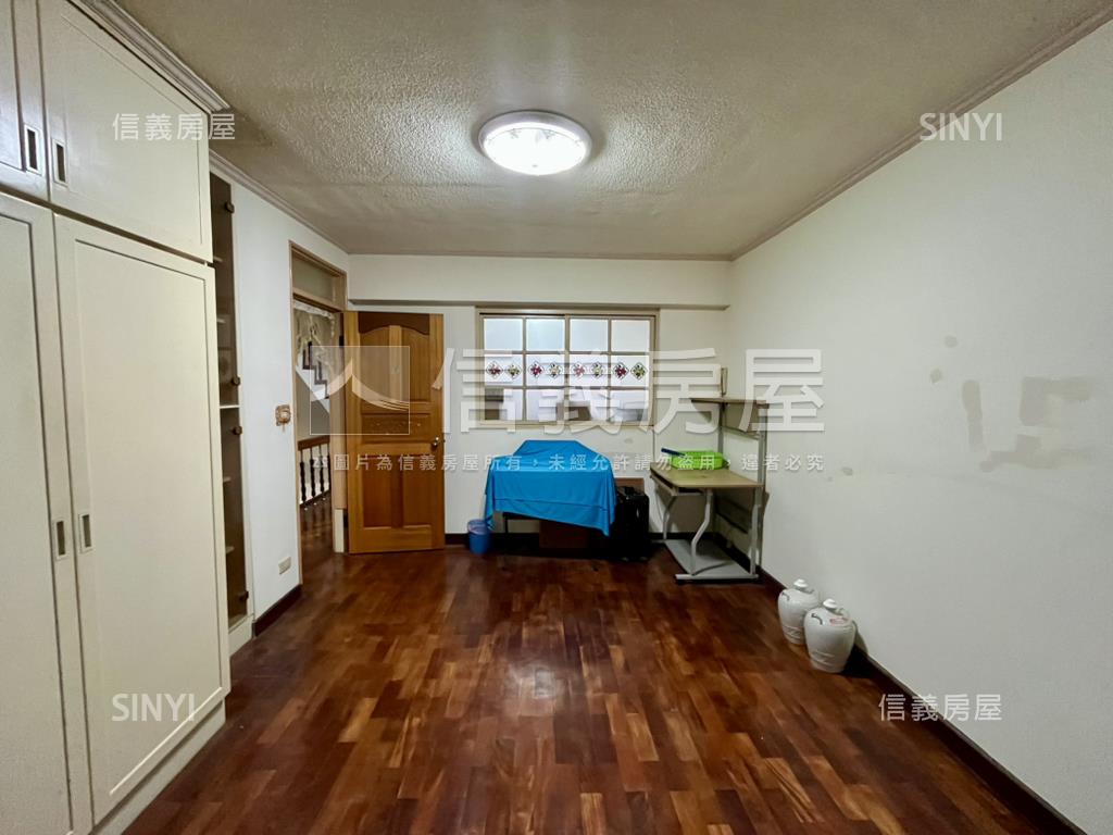 近捷運稀有朝南臨路透天房屋室內格局與周邊環境