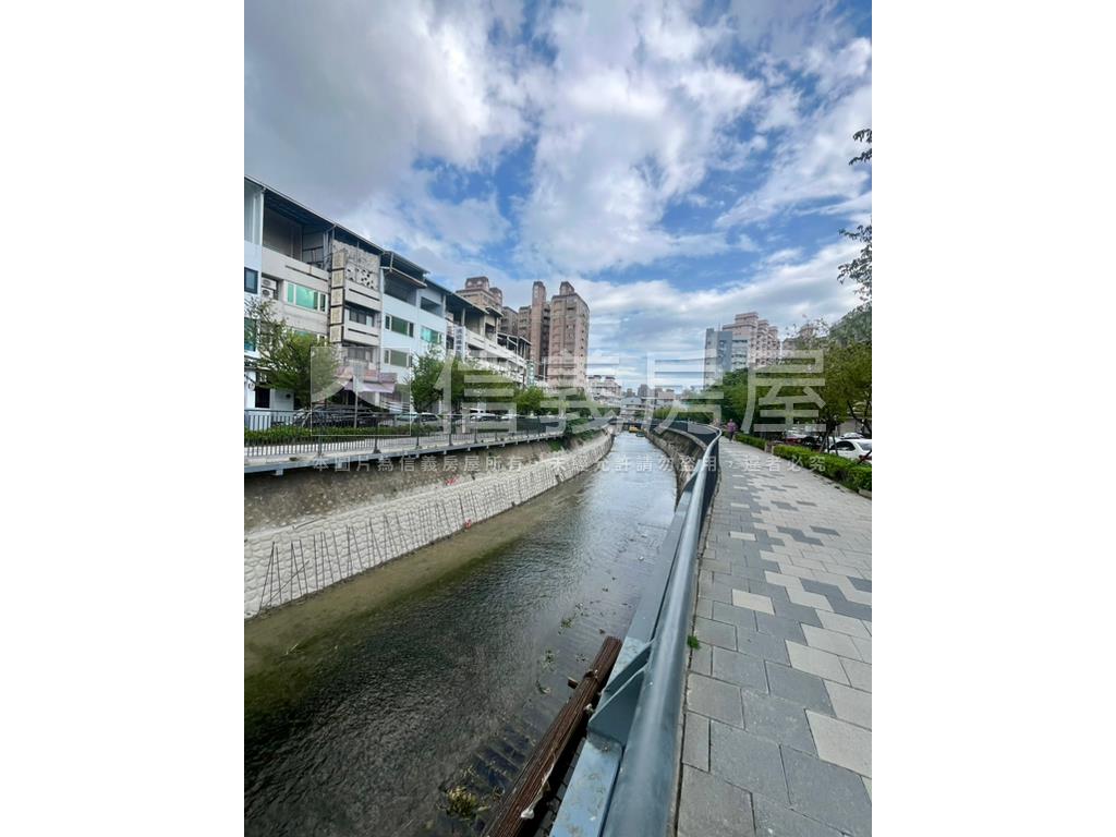 近捷運稀有朝南臨路透天房屋室內格局與周邊環境