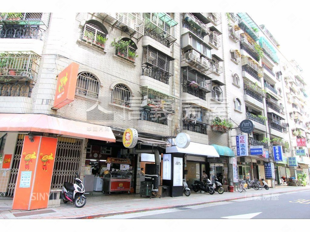 民西捷運挑高金店房屋室內格局與周邊環境