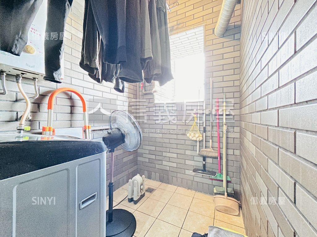 傳佳謙里～邊間兩房有車位房屋室內格局與周邊環境