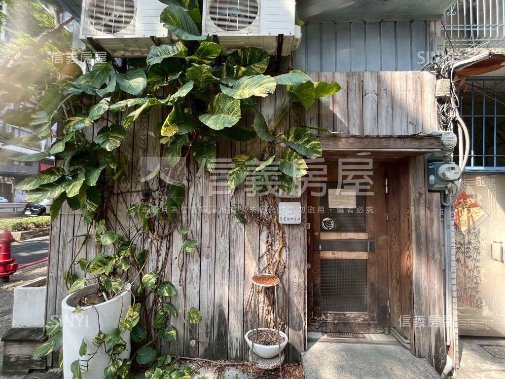高鐵商圈有間三角金店面房屋室內格局與周邊環境