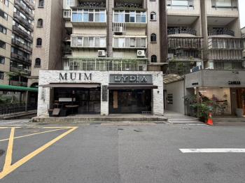 東區大巨蛋人潮金店面