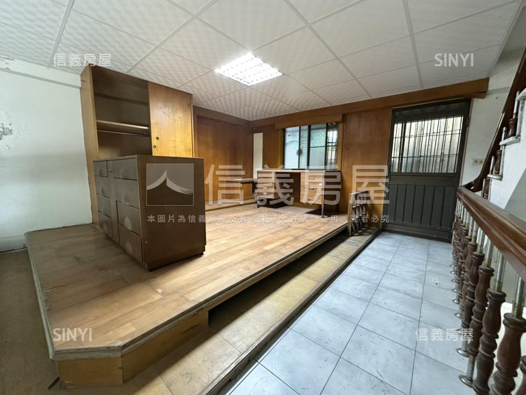 東區｜面寬社區型透天車墅房屋室內格局與周邊環境
