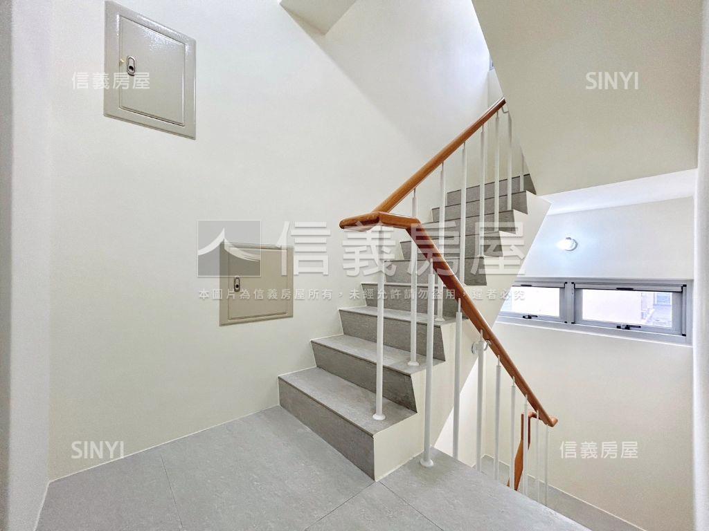 雲朗Ｂ３全新邊間透天房屋室內格局與周邊環境