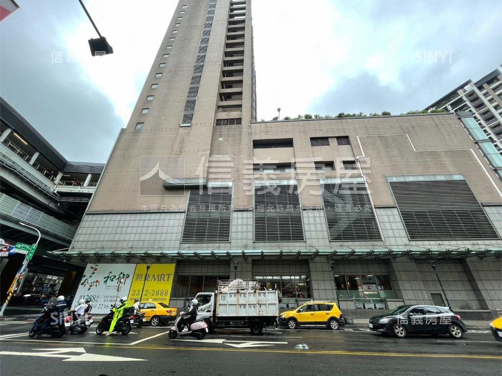 景安雙捷運ＳＲＣ百坪辦公房屋室內格局與周邊環境