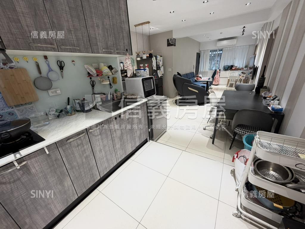 屋況佳一卡皮箱入住房屋室內格局與周邊環境