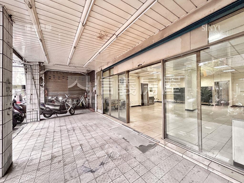 近捷運大面寬金店面房屋室內格局與周邊環境