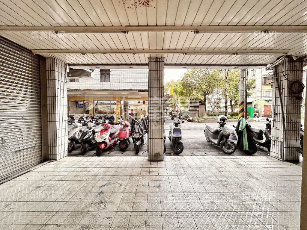 近捷運大面寬金店面房屋室內格局與周邊環境
