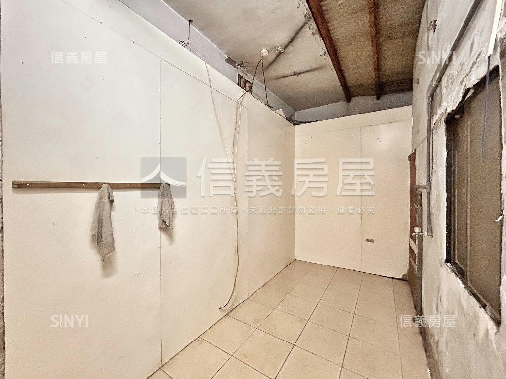 近捷運大面寬金店面房屋室內格局與周邊環境