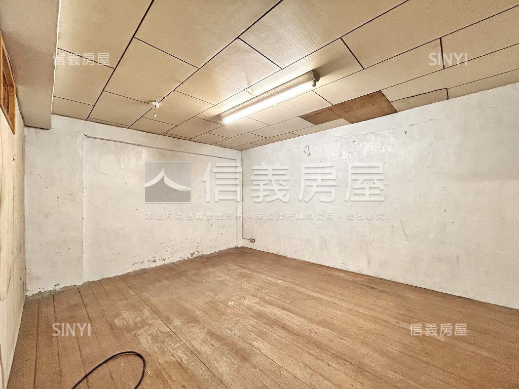 近捷運大面寬金店面房屋室內格局與周邊環境