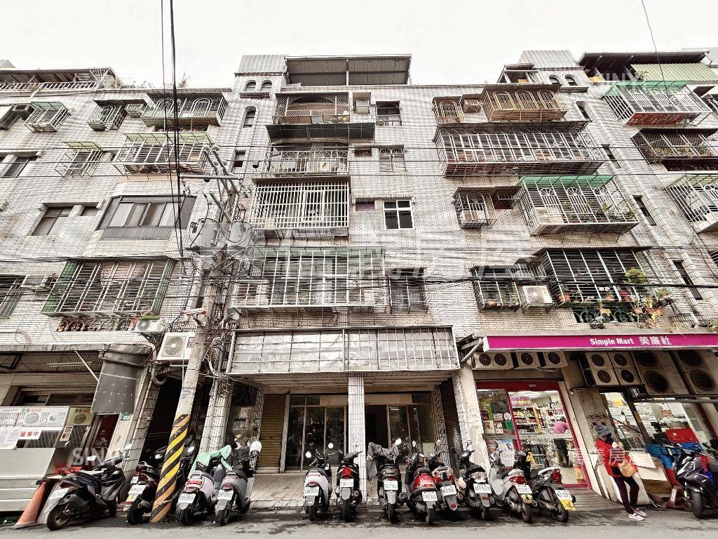 近捷運大面寬金店面房屋室內格局與周邊環境