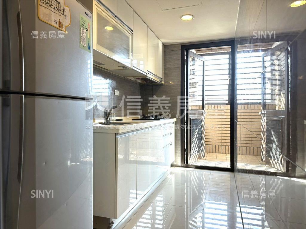 極美館邊間美宅三房雙車位房屋室內格局與周邊環境