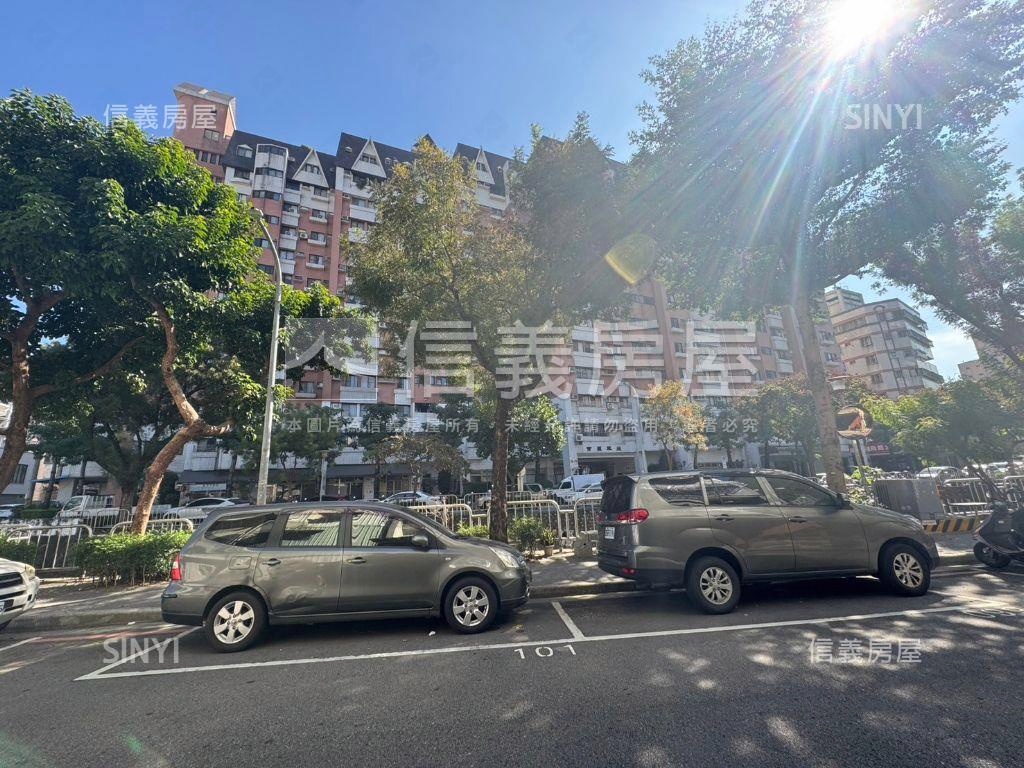 極品✿北屯大面寬燙金店面房屋室內格局與周邊環境