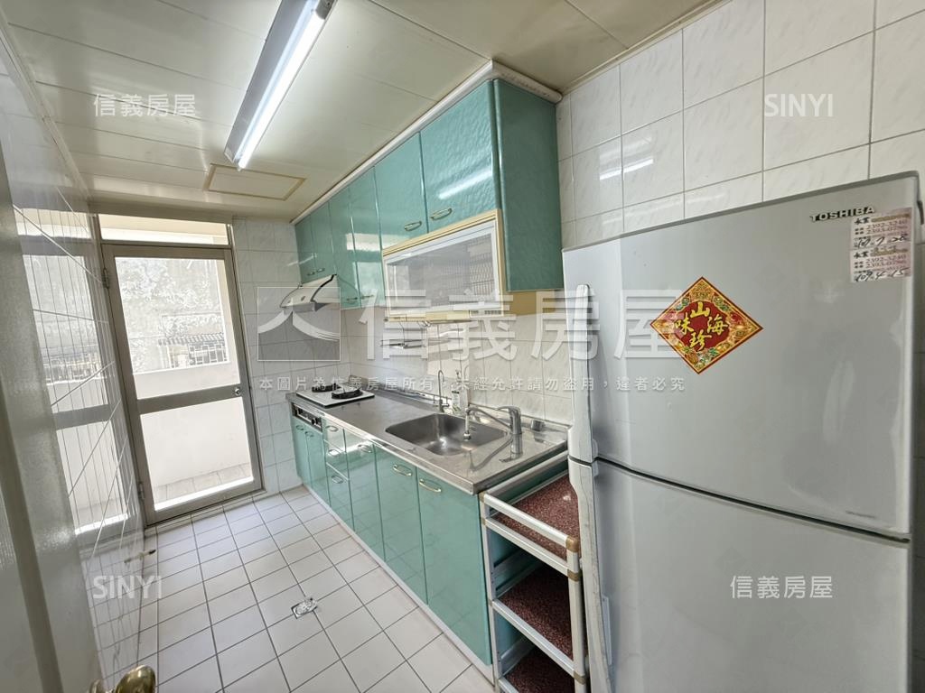 採光超好。電梯三房房屋室內格局與周邊環境