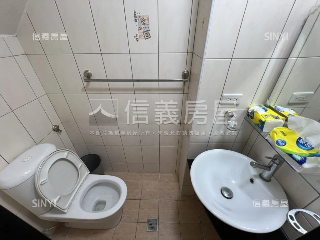 軍福公園旁透天。大器房屋室內格局與周邊環境