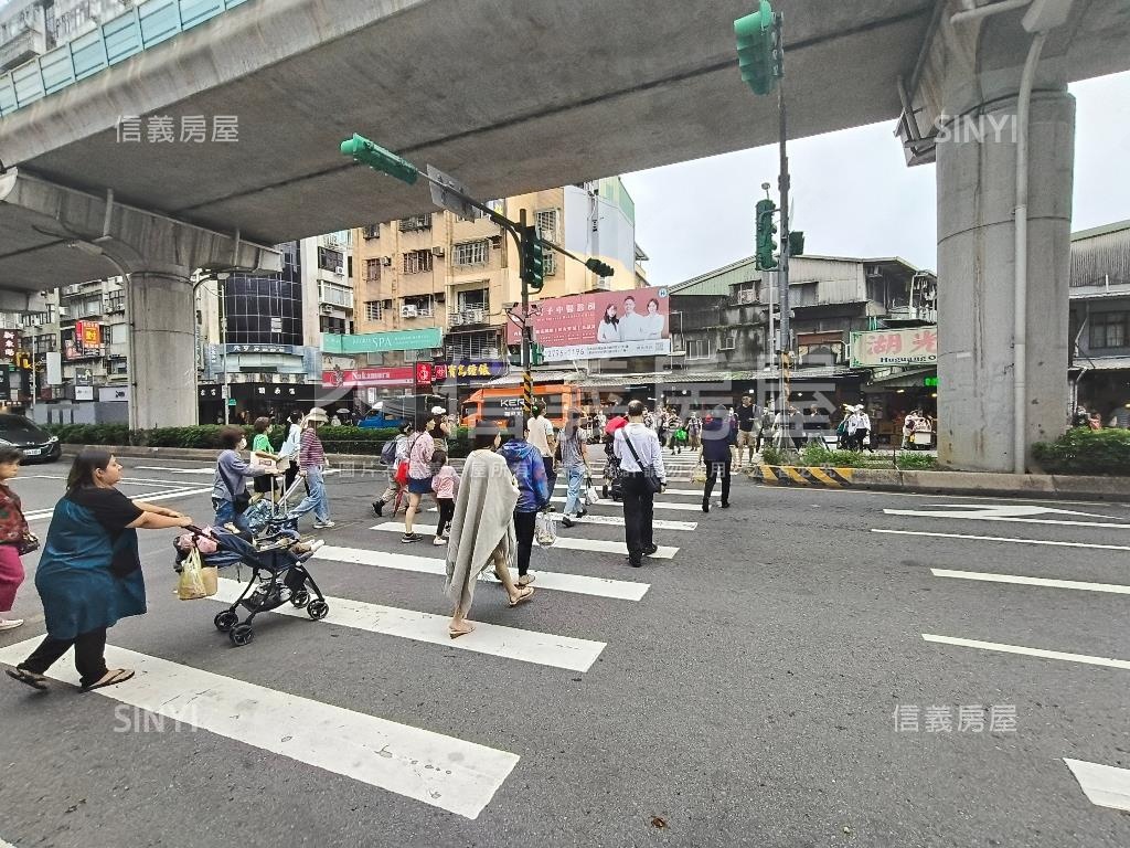 湖光市場旁人潮金店面房屋室內格局與周邊環境