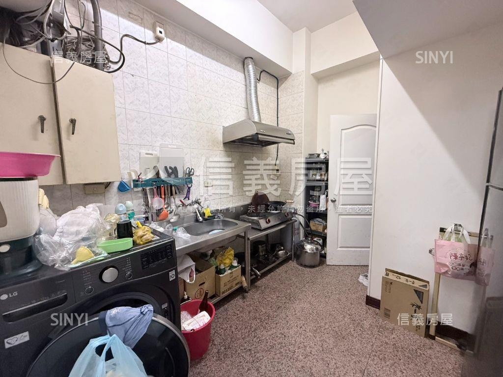 中華商圈近家樂福角窗金店房屋室內格局與周邊環境