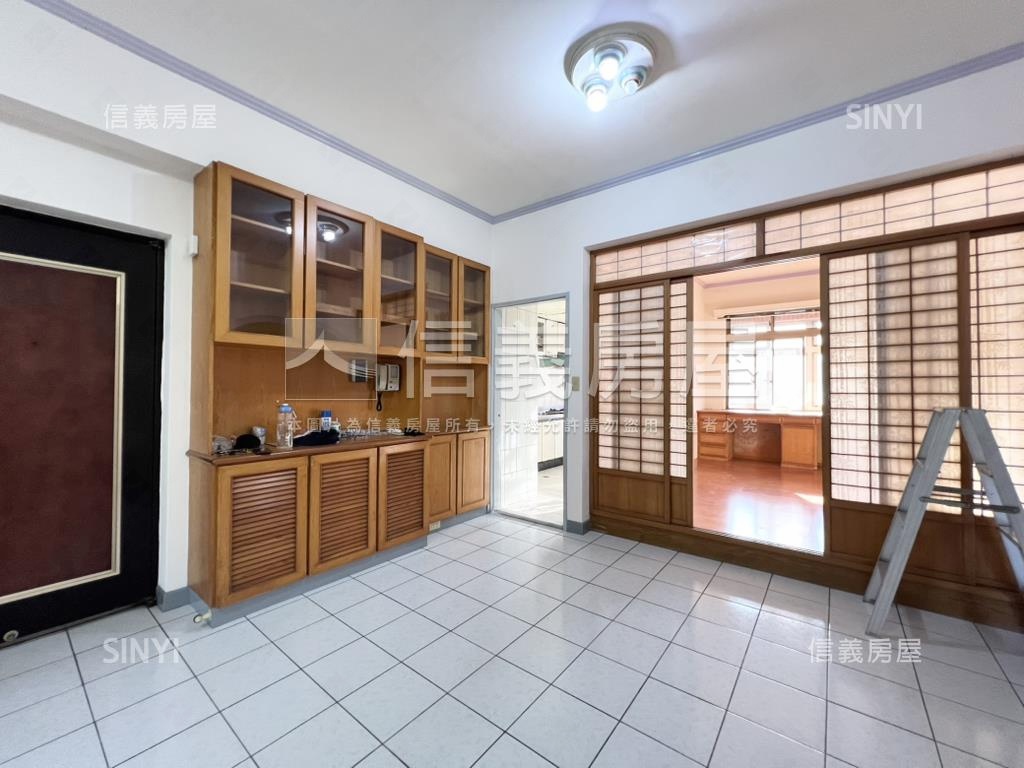 １８甲高樓前後陽台大三房房屋室內格局與周邊環境