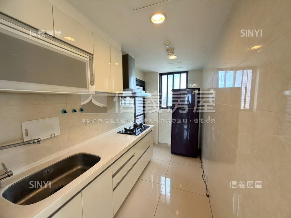 春天２館三房車位房屋室內格局與周邊環境