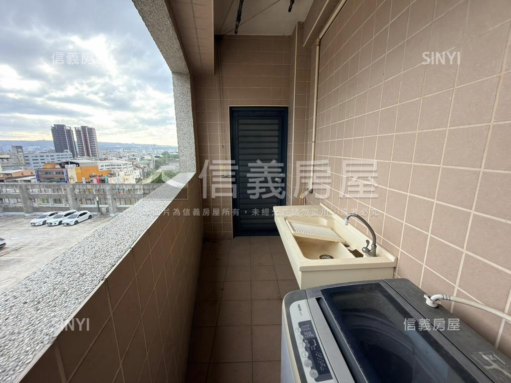 春天２館三房車位房屋室內格局與周邊環境