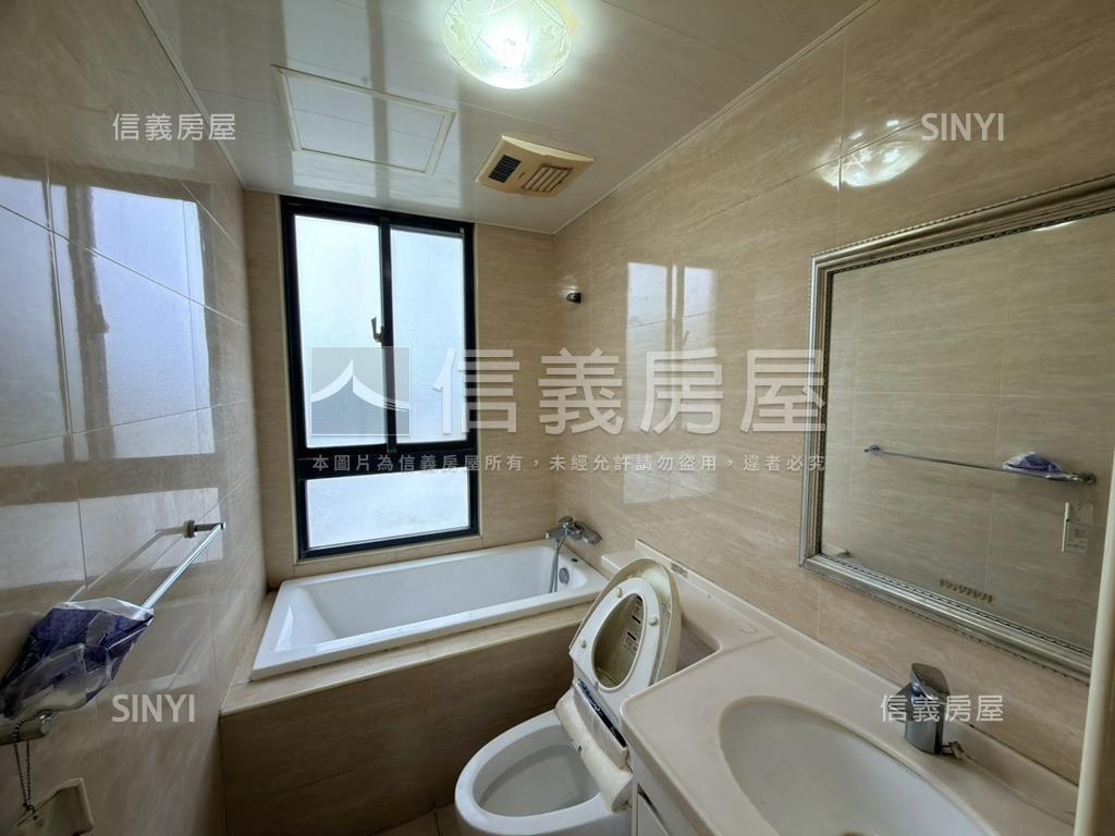 春天２館三房車位房屋室內格局與周邊環境