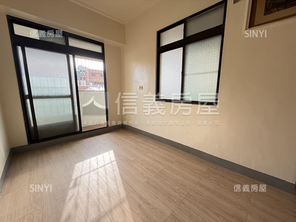 中西區次頂樓採光三房房屋室內格局與周邊環境