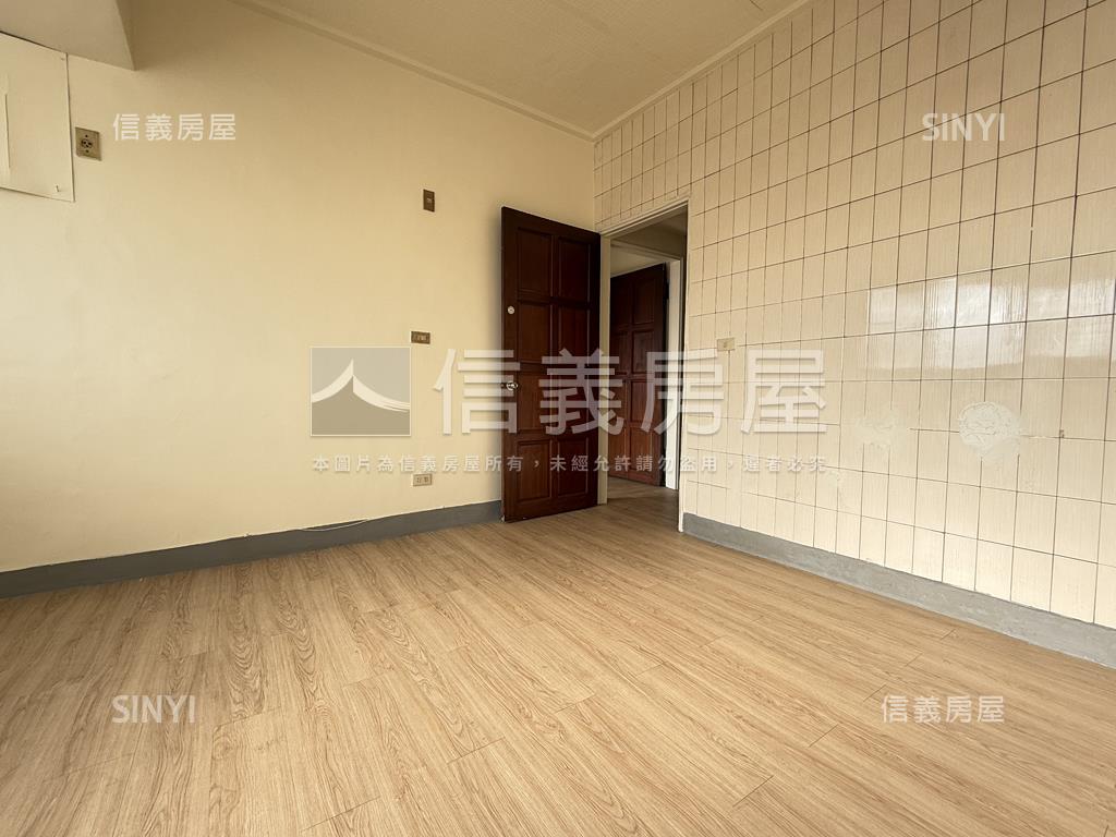 中西區次頂樓採光三房房屋室內格局與周邊環境