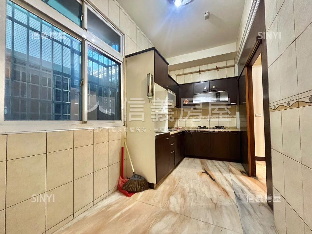 十期震後朝南美透天房屋室內格局與周邊環境