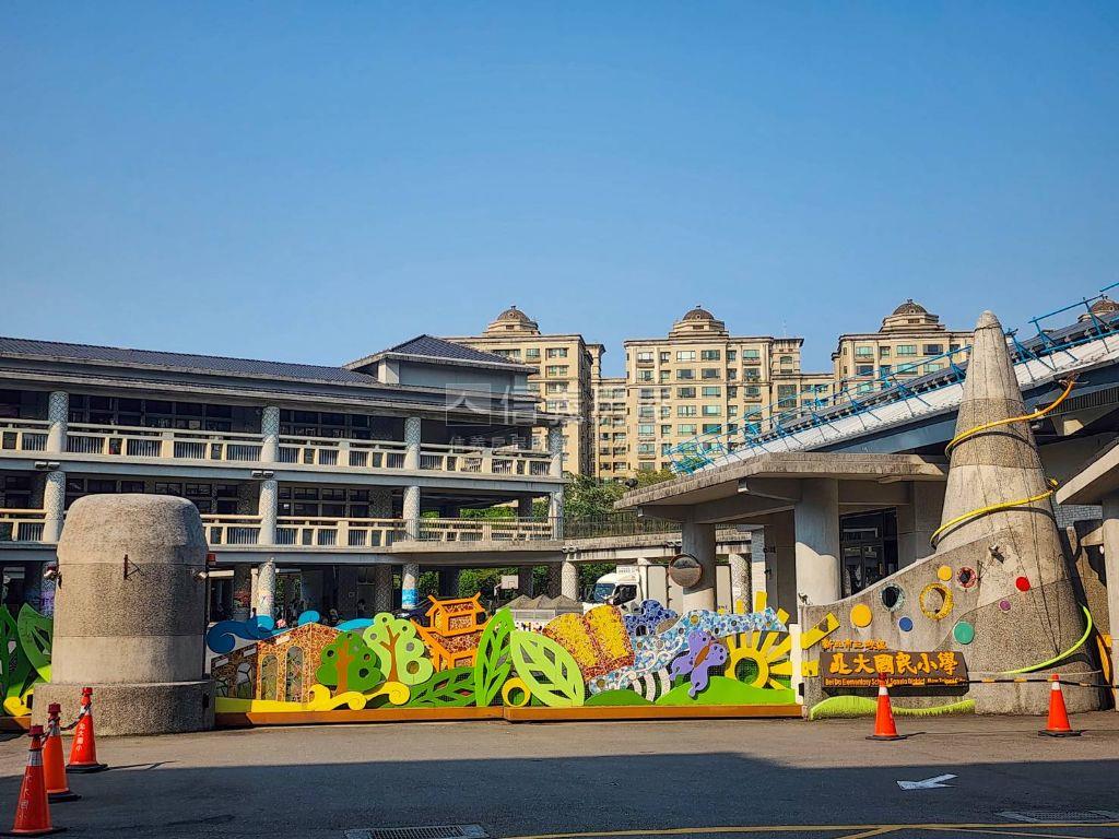 捷運＊京河河景四房車位房屋室內格局與周邊環境