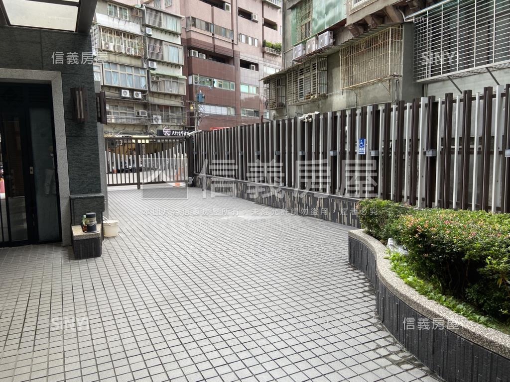 家泰江翠綻２房車位房屋室內格局與周邊環境